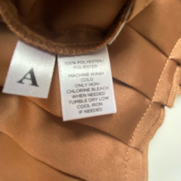 LOFT SLEEVELESS TOP. SIZE LARGE. - Picture 5 of 5